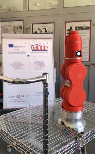VACIDE - ROBOT Vadbeni robot za namene izobraževanja v šoli in podjetju