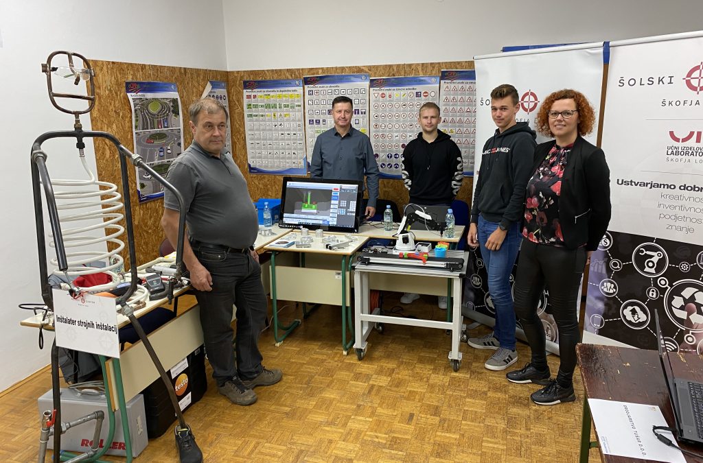 Strojniki na Dnevu poklicev 2023 v Mladinskem centru Idrija