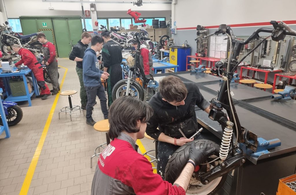 Avtomehaniki na praksi v Italiji